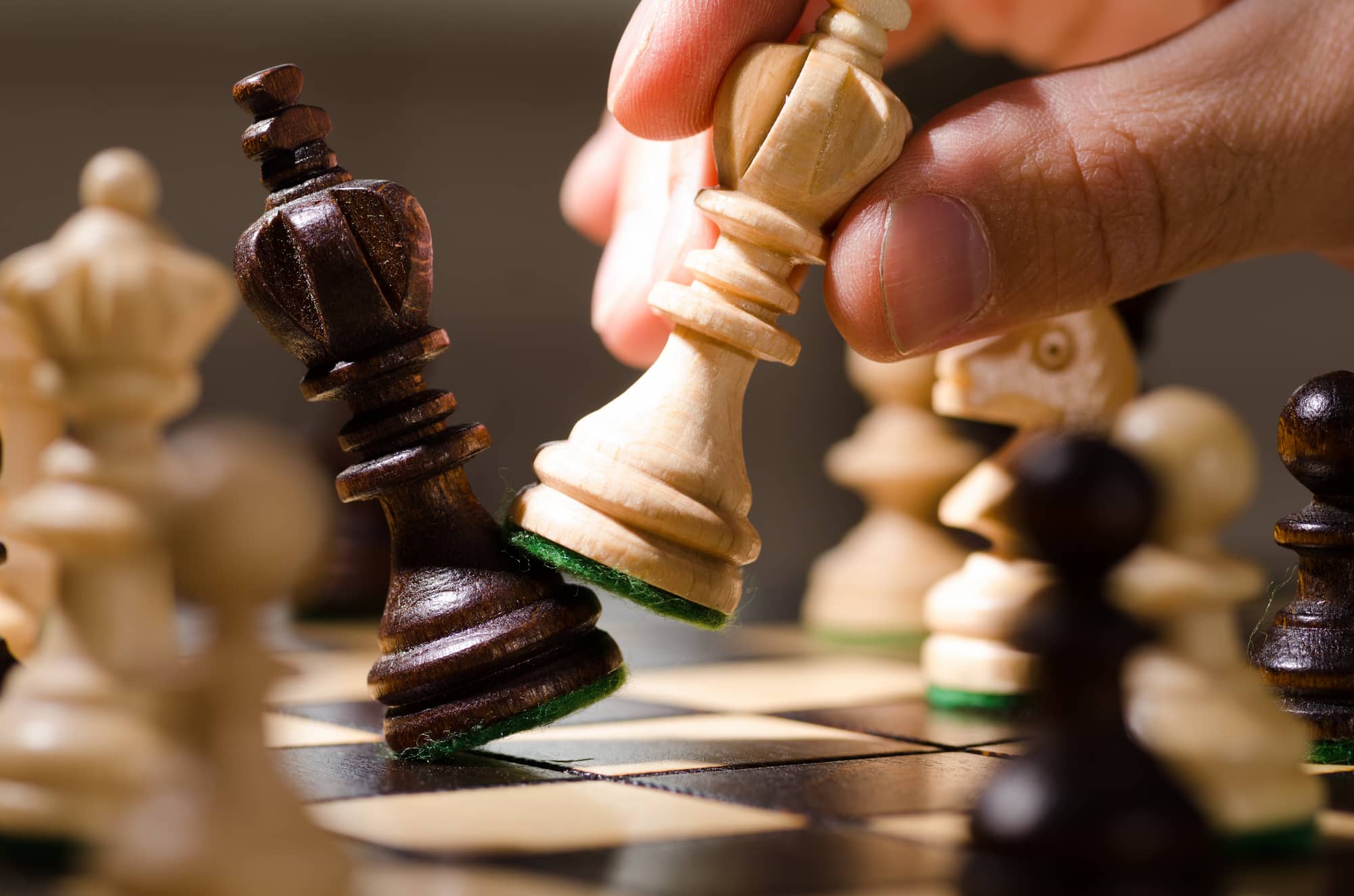 Schach lernen: 6 Regeln & 10 Tipps für Anfänger