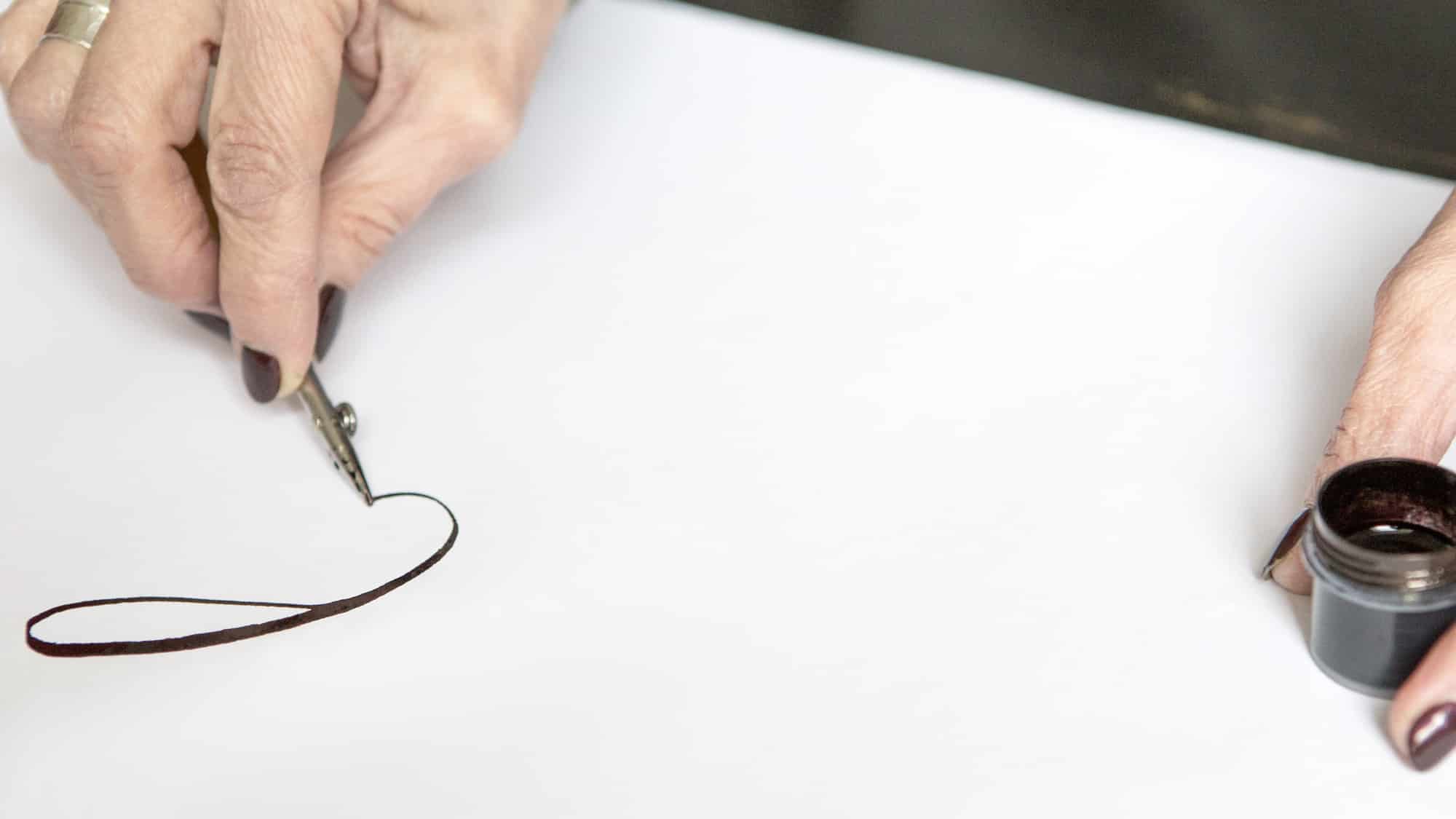 Kalligraphie lernen: 3 wichtige Materialien & 8 Tipps für Anfänger