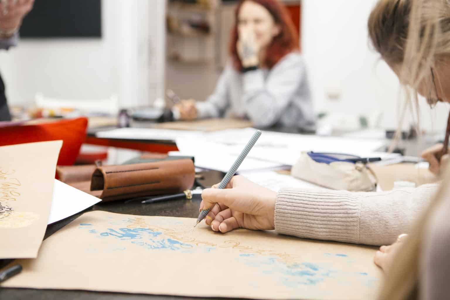 Kalligraphie lernen: 3 wichtige Materialien & 8 Tipps für Anfänger