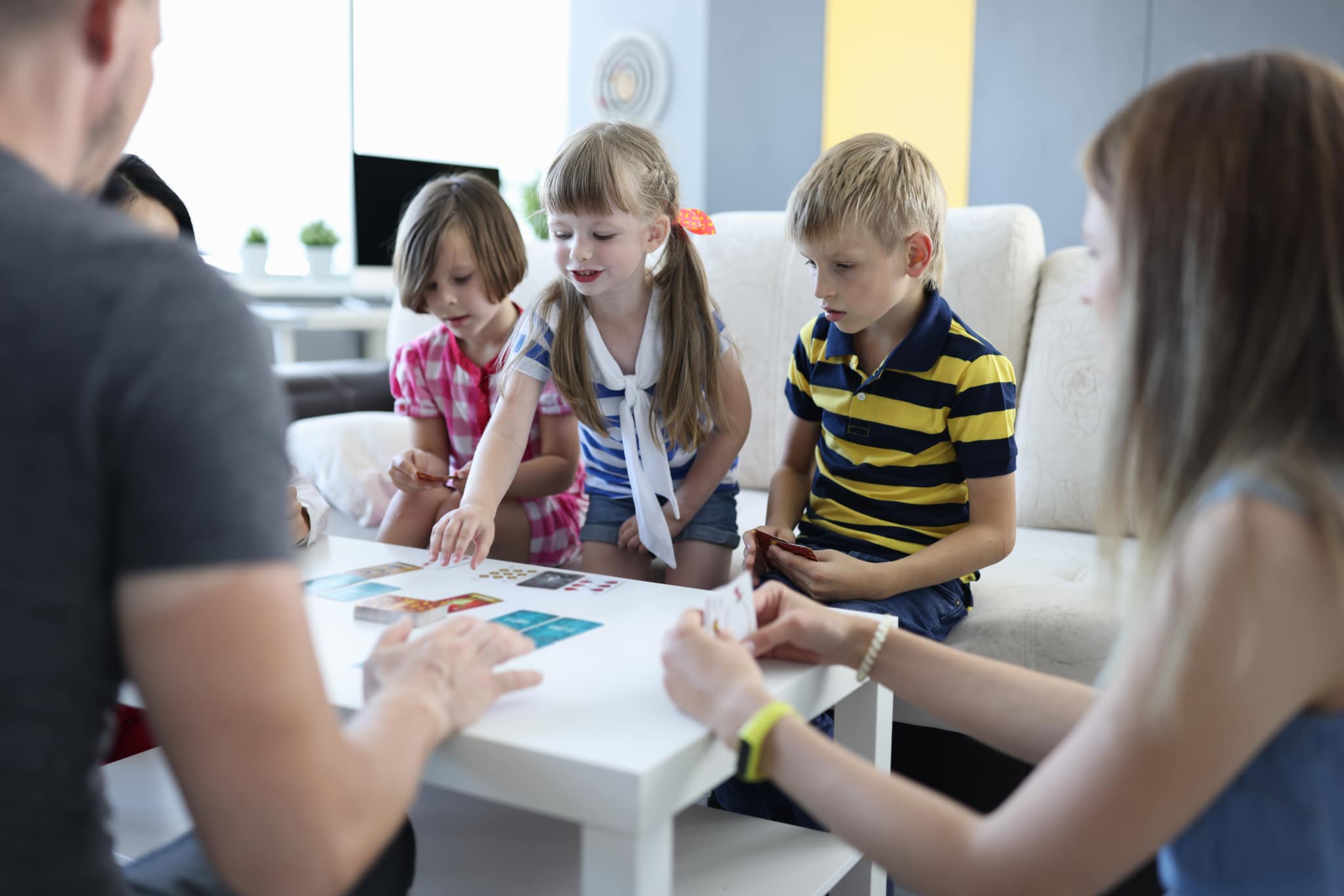 Kinderspiele: 12 tolle Spiele für drinnen & draußen » lernen.net